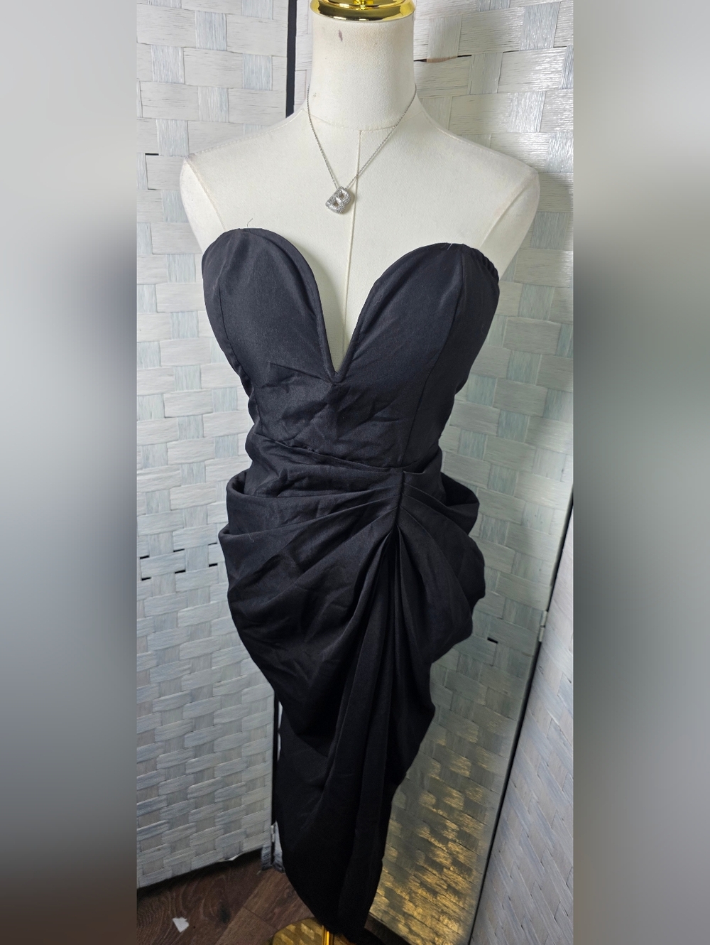PrettyLittleThing Strapless Black Sweetheart Draped Evening Dress - Picture 8 of 10